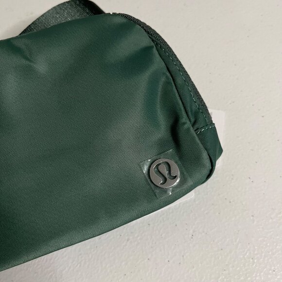 Lululemon Athletic Everywhere Belt Bag 1L NWT Medium Forest / Dark Forest - Picture 4 of 5